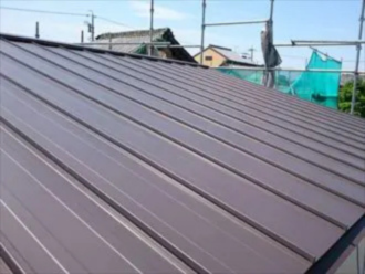 ブラウン色の縦平葺き屋根